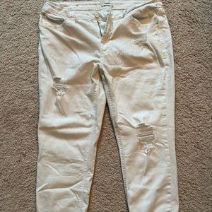 Kenzie size 10 ankle length white stretch jeans - cute rips